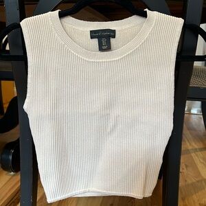 House of Harlow Sleeveless Crop ✨